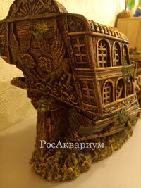 Вид кормы большого затонувшего корабля