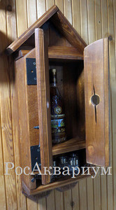 Вид винного шкафчика с открытыми дверками слева