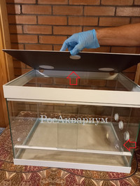 Фотосхема приподнятой крышки террариума