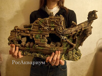 Девушка держит на руках корабль